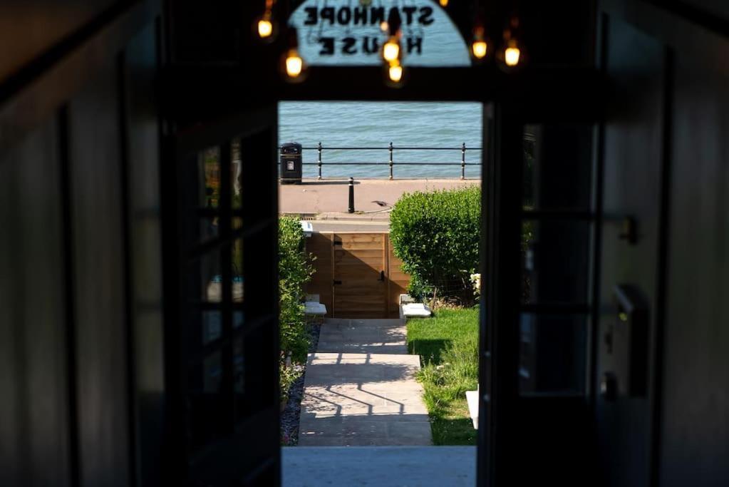 Stylish Beachfront Apartment, Sweeping Ocean Views And Luxury Touches Herne Bay Εξωτερικό φωτογραφία